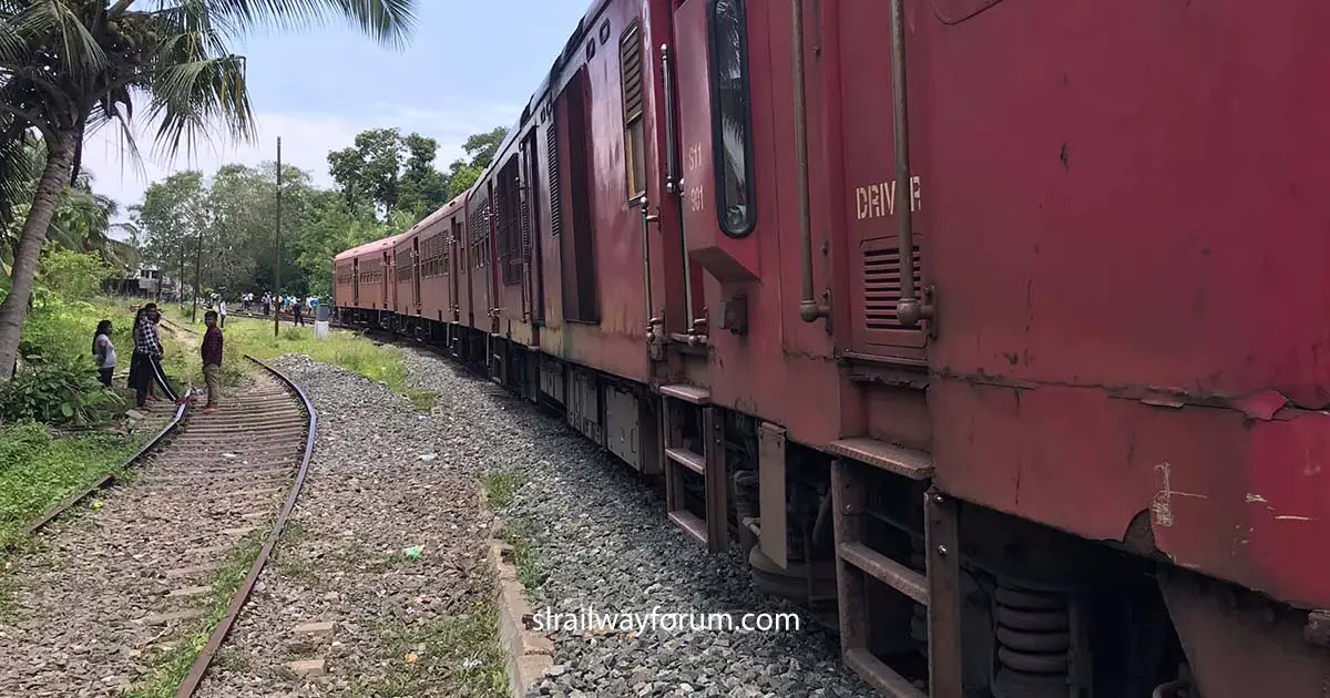 Avurudu Special Train Derailed near Galle Railway Station