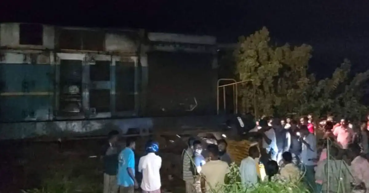 Rajarata Rejini Train Hits a Lorry
