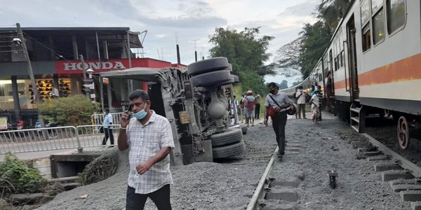 Train No 1527 Collided with a Tipper near Mirigama Railway Gate