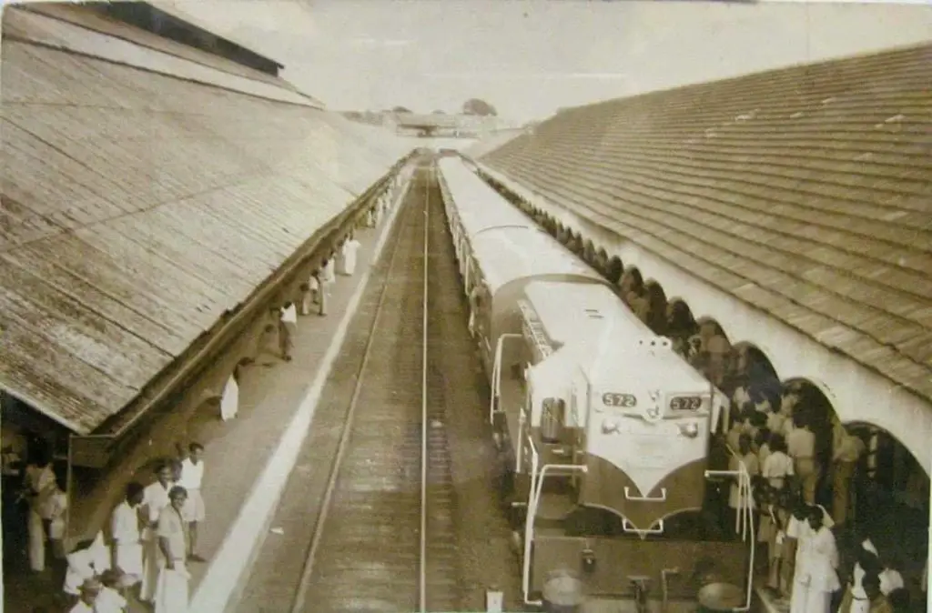 Class M2 572 hauling Ruhunu Kumari train in 23rd April 1956